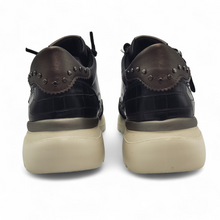 Cargar imagen en el visor de la galería, Zapatilla piel Carmela 162430 Negra