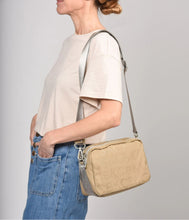 Cargar imagen en el visor de la galería, Bandolera Stamp KCB 3202-1 Taupe