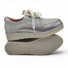 Cargar imagen en el visor de la galería, Zapato Piel Troquelado Renature Ficus Plata