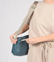 Cargar imagen en el visor de la galería, Bolso KCB Tidy 3652 Petroleo