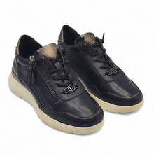 Cargar imagen en el visor de la galería, Zapatilla piel Carmela 162430 Negra
