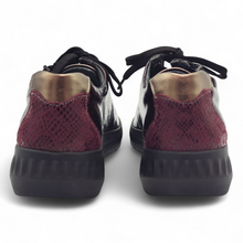 Cargar imagen en el visor de la galería, Zapato Confort Piel coco charol cremallera y cordón 3758 SUAVE granate
