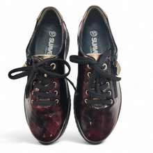 Cargar imagen en el visor de la galería, Zapato Confort Piel coco charol cremallera y cordón 3758 SUAVE granate
