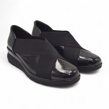 Cargar imagen en el visor de la galería, Zapato de piel con elásticos PITILLOS 10733 negro
