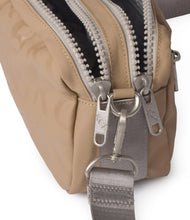 Cargar imagen en el visor de la galería, Bandolera Stamp KCB 3202-1 Taupe
