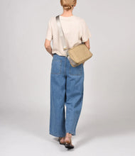 Cargar imagen en el visor de la galería, Bandolera Stamp KCB 3202-1 Taupe
