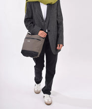 Cargar imagen en el visor de la galería, Bandolera Base KCB 3480 Taupe
