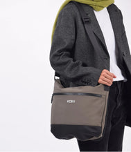Cargar imagen en el visor de la galería, Bandolera Base KCB 3480 Taupe
