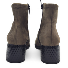 Cargar imagen en el visor de la galería, Botín Tacón Impermeable D´CHICAS 4736 Taupe
