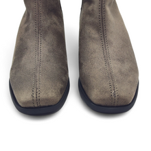 Cargar imagen en el visor de la galería, Botín Tacón Impermeable D´CHICAS 4736 Taupe
