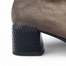 Cargar imagen en el visor de la galería, Botín Tacón Impermeable D´CHICAS 4736 Taupe
