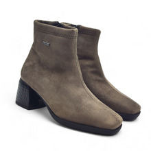 Cargar imagen en el visor de la galería, Botín Tacón Impermeable D´CHICAS 4736 Taupe
