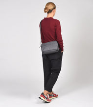 Cargar imagen en el visor de la galería, Bandolera Stamp KCB 3202-1 Gris
