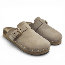 Cargar imagen en el visor de la galería, Zueco de Piel con tachuelas Carmela 163270 Beige
