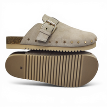 Cargar imagen en el visor de la galería, Zueco de Piel con tachuelas Carmela 163270 Beige
